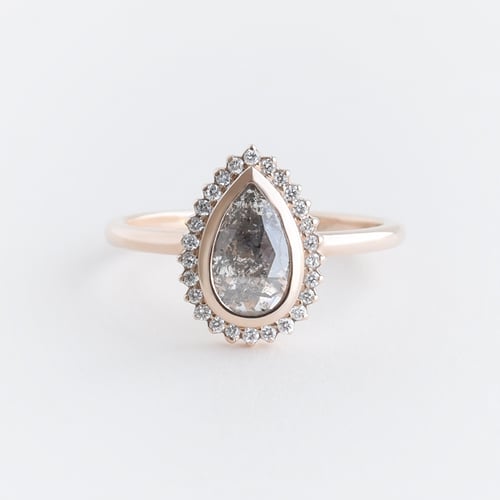 Ring mit Pear Salt and Pepper Diamanten und Diamanten Clemency