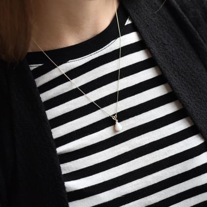 Goldener Anhänger mit weißem Opal und Diamant Raulla