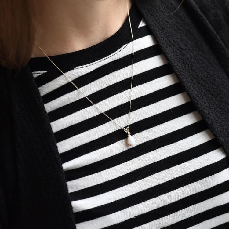 Halskette mit Opal und Diamanten auf dem Hals 39054