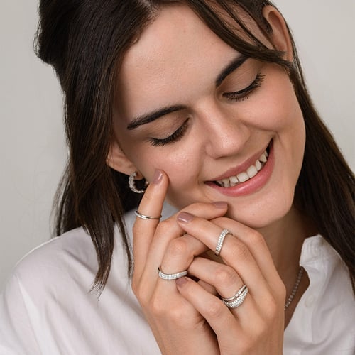 Atypisch gewellter Goldring mit Lab Grown Diamanten Vide