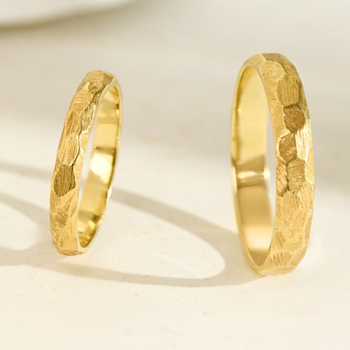 Gehämmerte Trauringe mit gebürsteter Oberfläche aus Gold Vedette