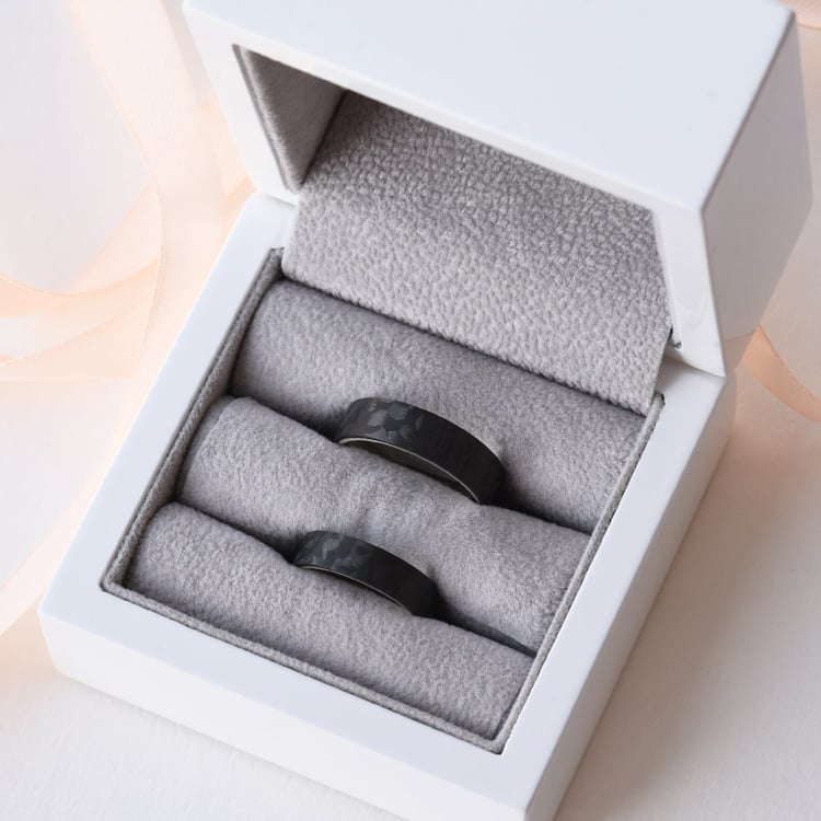 Flache Trauringe aus Carbon und Gold Vaniah 77493