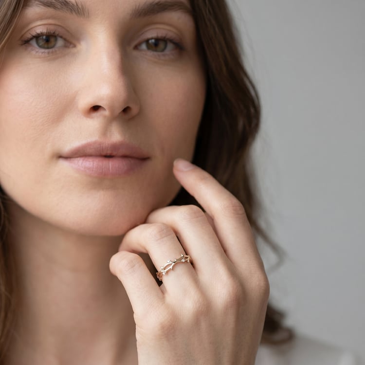 Zarter Goldring in Zweigform aus Haselnussgold Hamana 166828