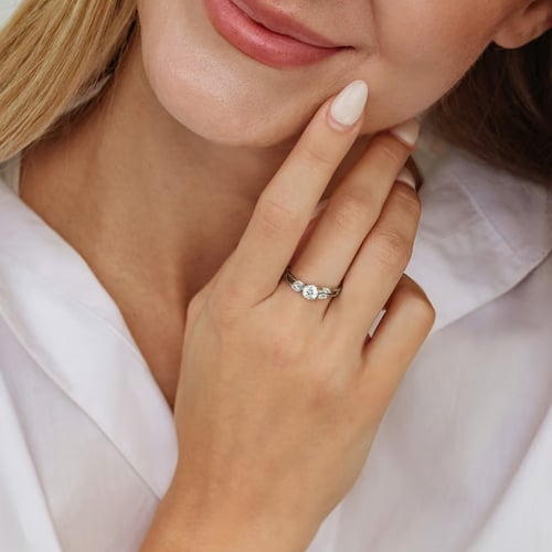 Romantischer Verlobungsring aus Gold in Haselnussfarbe mit Lab Grown Diamanten Halym