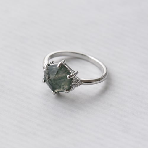 Goldener Verlobungsring mit Moosachat und Diamanten Yasmeen
