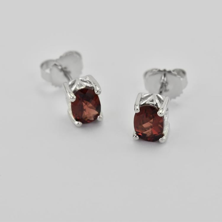 Silberne Ohrringe mit ovalen Granaten Jula 26128