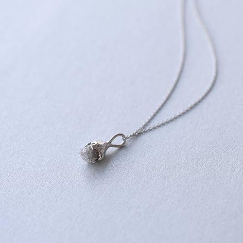 Goldener Anhänger mit ungeschliffenen Diamanten Camryn