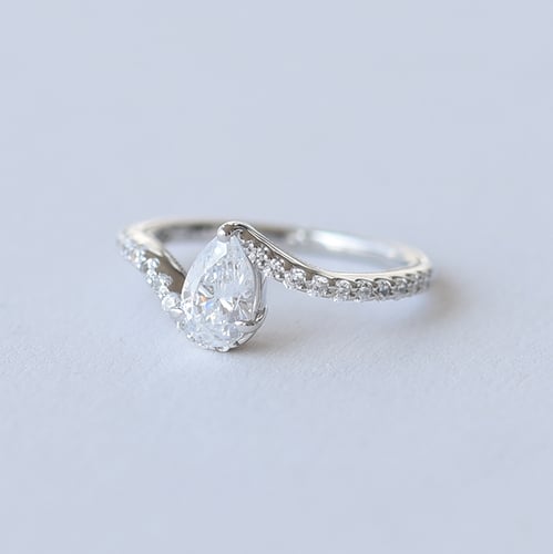 Verlobungsring mit Diamant in Birnenform Nala