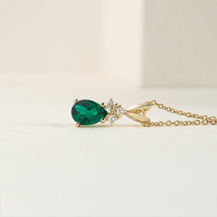 Smaragd-Tropfen in Goldanhänger mit Diamanten Electrah 147327