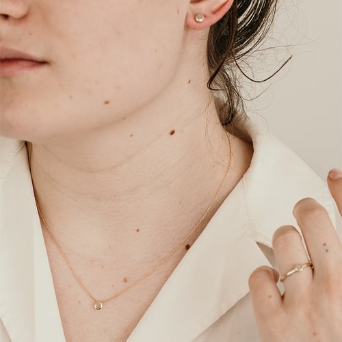Minimalistische Ohrstecker mit Salt and Pepper Diamanten in Bezelfassung Tofine