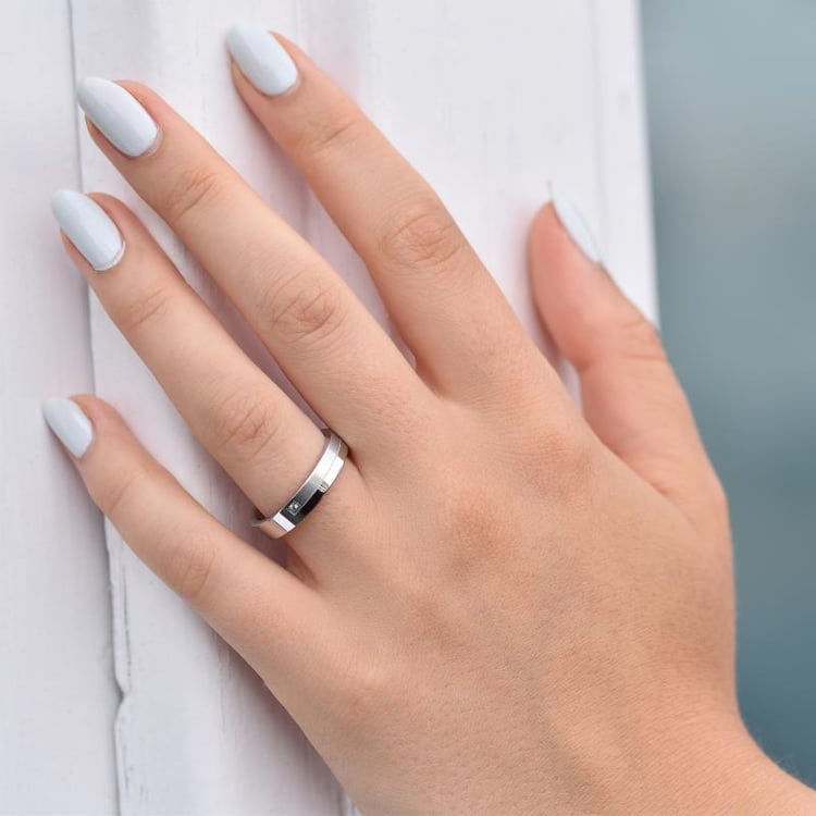 Trauringe aus Platin mit jeweils einem Diamanten Karima 76421