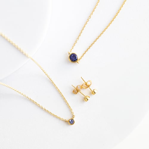 Silberne minimalistische Kette mit einem Tansanit Glosie