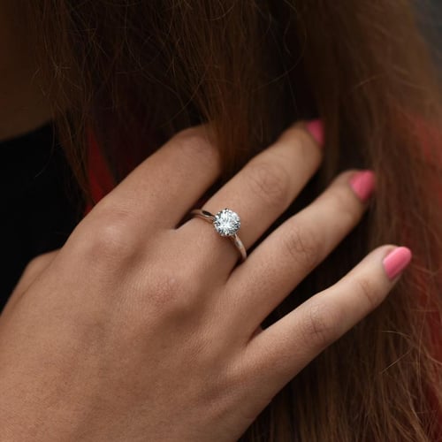 Verlobungsring mit seitlichen Diamanten Libby