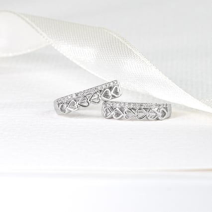 Runde Ohrringe mit Lab Grown Diamanten und Herzen Luba