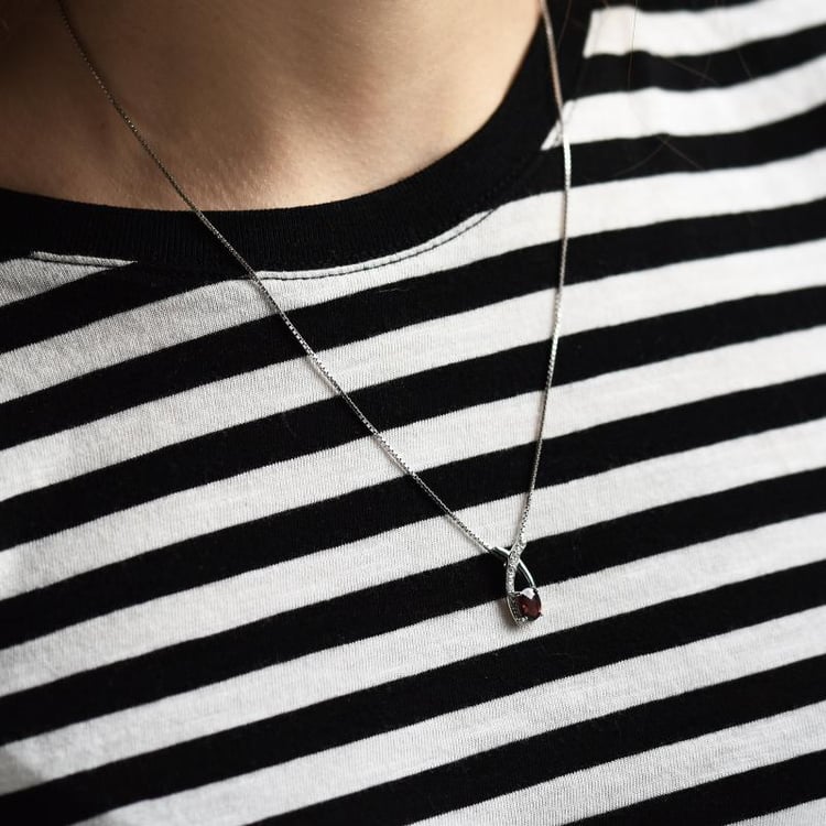 Silberne Halskette mit Granat 39858