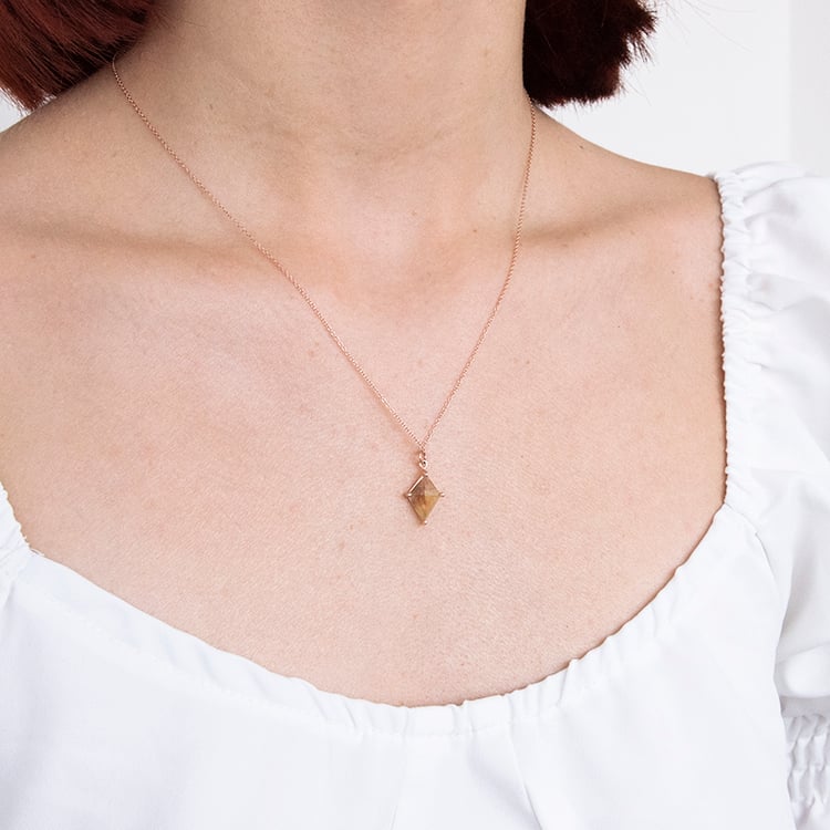 Goldener Anhänger mit einem Salt and Pepper Diamanten in Kite Form Cody 109886