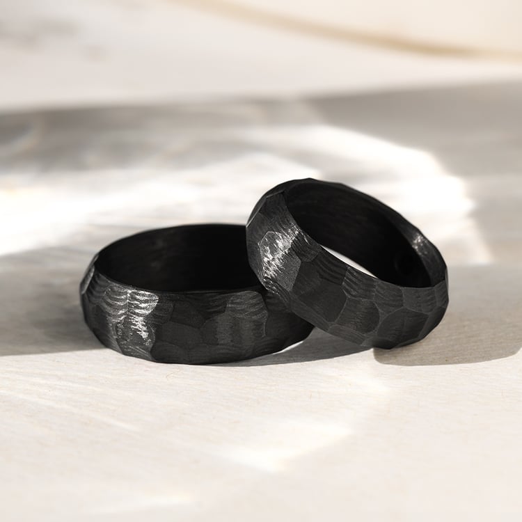 Trauringe aus Carbon mit atypischer Oberfläche und schwarzem Diamant Grover 144117