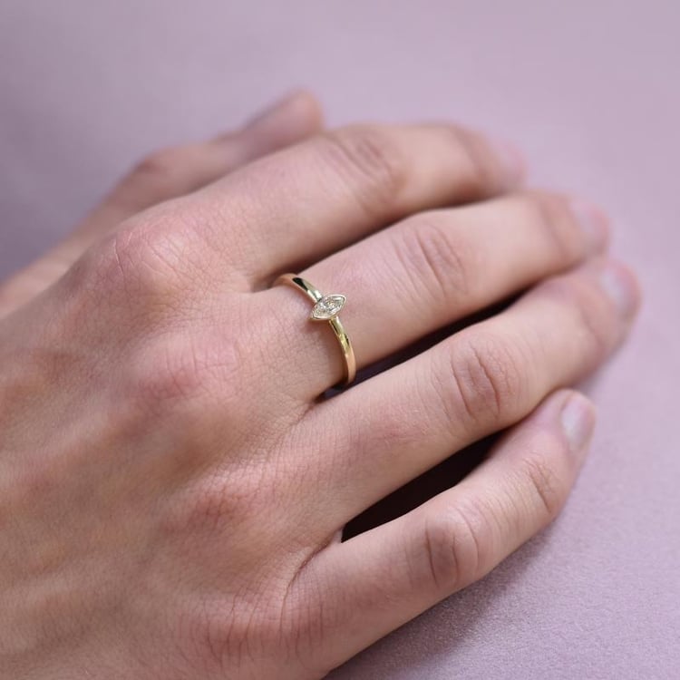 Goldenes Set mit zertifiziertem Diamant im Marquiseschliff Eliwa 26298