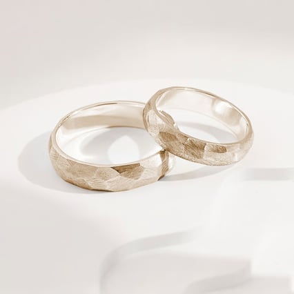 Matte gehämmerte Eheringe aus Haselnussgold Zvezda