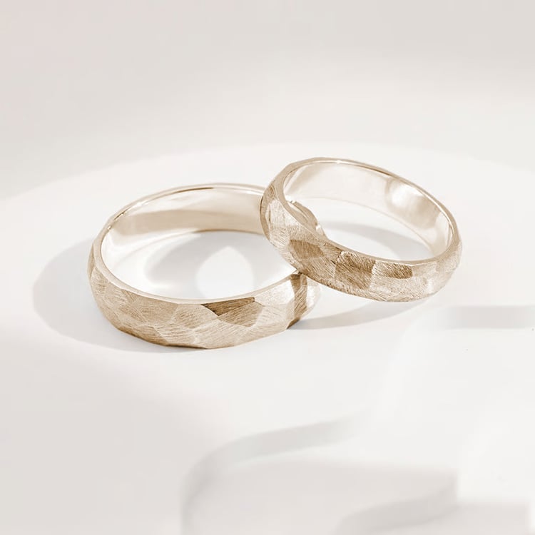 Matte gehämmerte Eheringe aus Gold Zvezda 165648