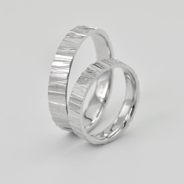 Ringe aus Gold mit Relief 37749