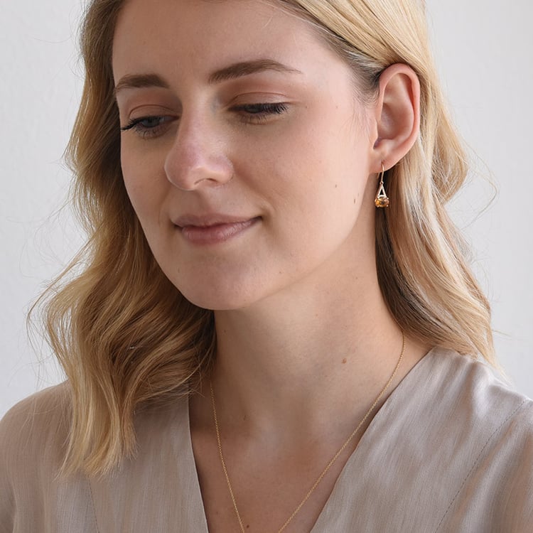 Citrin hängende Ohrringe mit Diamanten im Ohr 71172