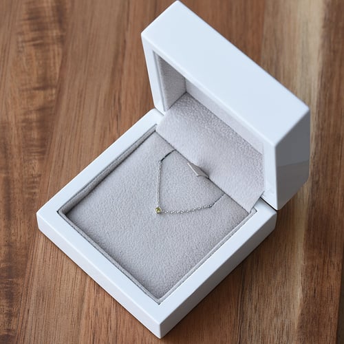 Silberne minimalistische Kette mit einem gelben Diamanten Glosie