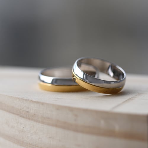 Halbrunde Eheringe aus kombiniertem Gold Amann