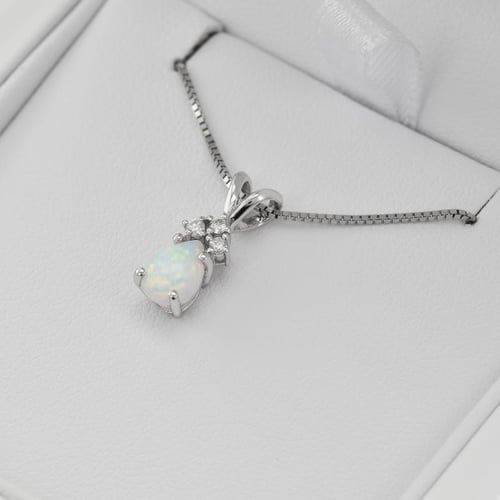 Goldener Anhänger mit weißem Pear-Opal und Diamanten Electrah