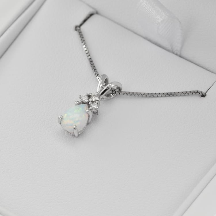 Goldener Anhänger mit weißem Pear-Opal und Diamanten Electrah 35345