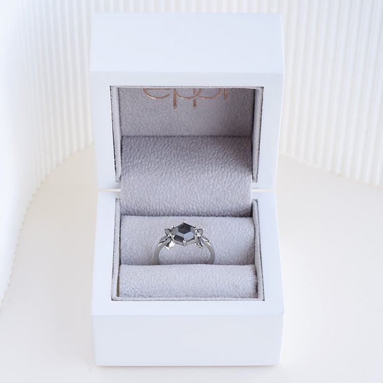 Ring mit Hexagon Salt and Pepper Diamanten und Marquise Diamanten Bonnie 96423