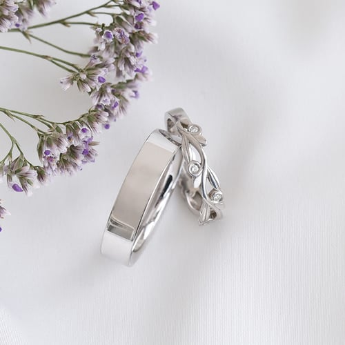 Eheringe aus Ring mit Lab Grown Diamanten und einem flachen Ring Emery