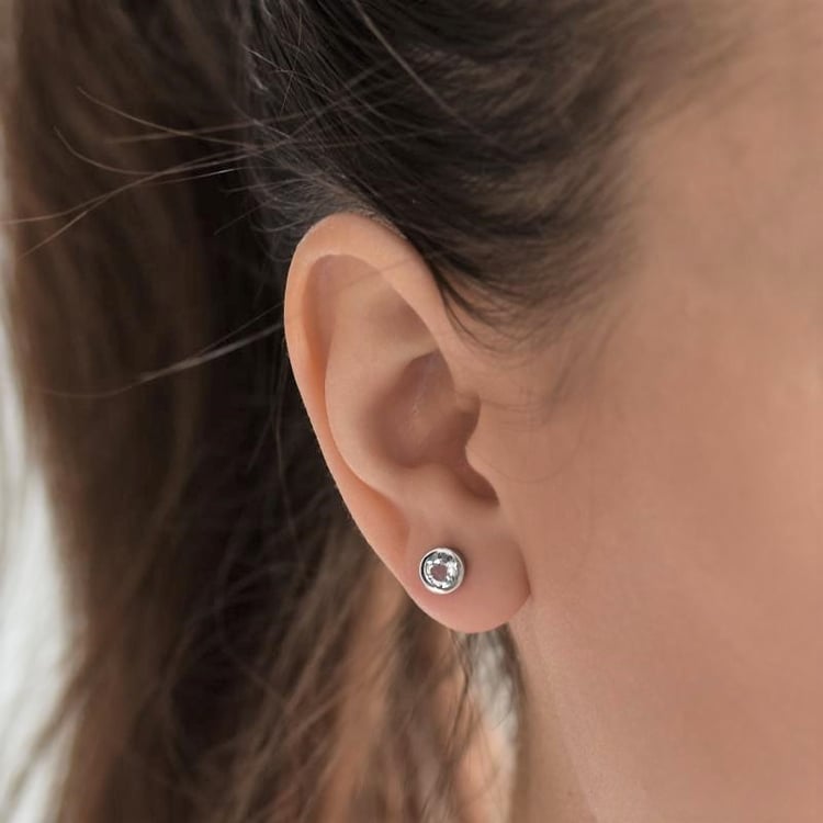 Bezel Ohrringe aus Platin mit weißen Topasen Wetty 106356