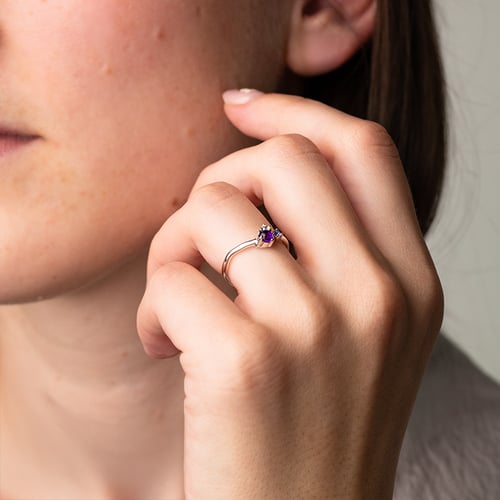 Lila Cluster Ring mit Amethyst und Edelsteinen Roche