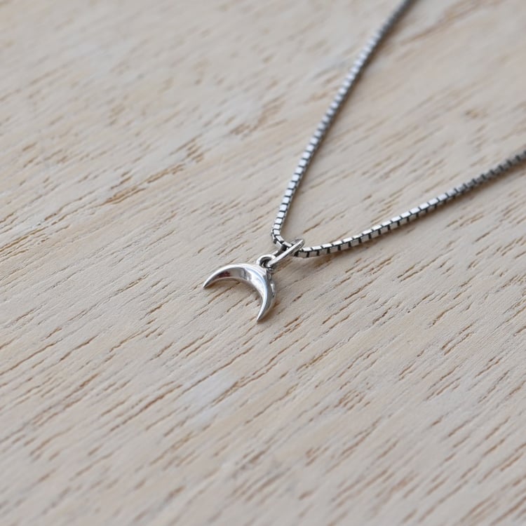 Silberner Anhänger in Form eines Mondes Callie 67167