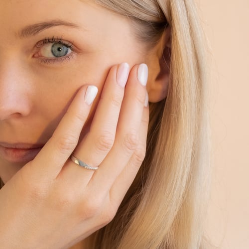 Goldene Eheringe mit Twist und Lab Grown Diamanten Lasha