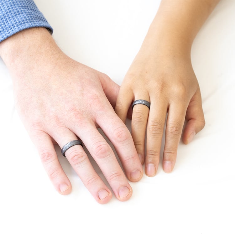 Eheringe aus Tantal mit gekratzter Oberfläche und Diamanten Azrael 127244