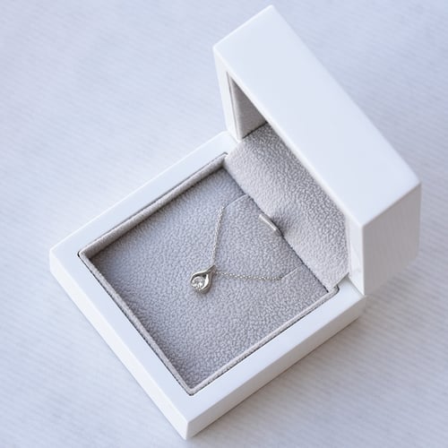 Minimalistischer Anhänger mit Diamanten Tilda