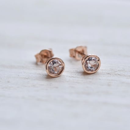 Wunderschöne Ohrstecker mit Zargenfassung Morganit Wetty