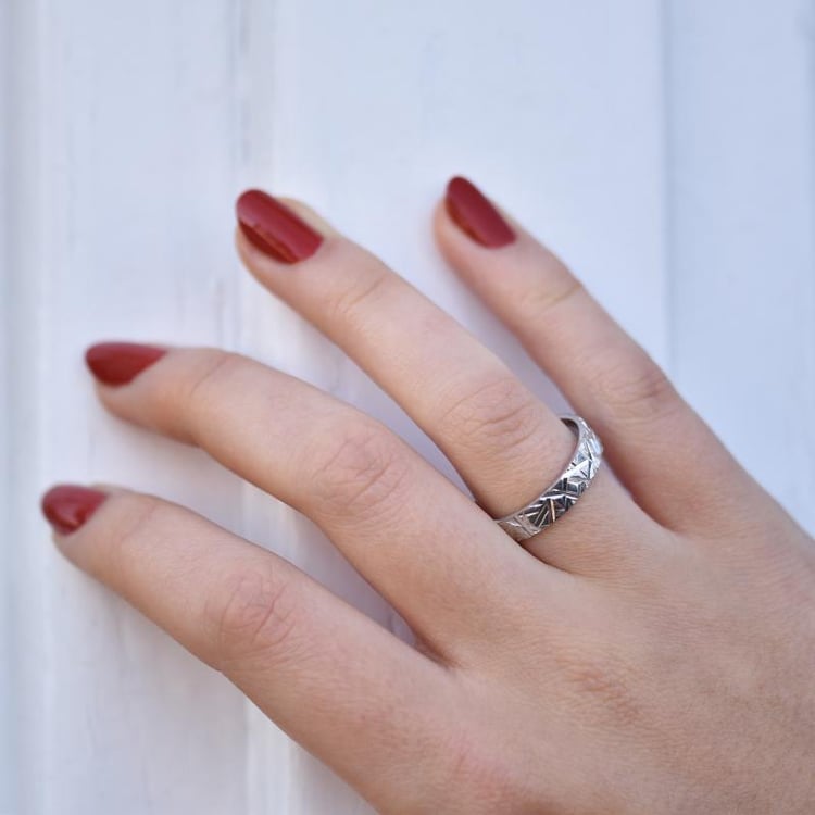 Weißgold Trauring mit Relief-Oberfläche auf dem FInger 37796