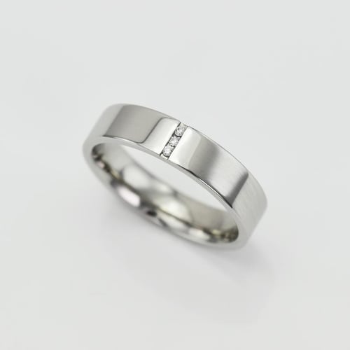 Goldene Eheringe mit Diamanten Pyar