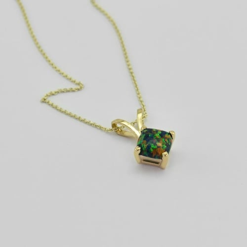 Anhänger in Gold mit schwarzem Opal in Kissenform Rafyna
