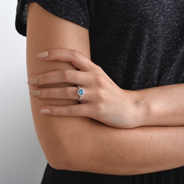 Blauer und weiße Topasen Ring auf dem Finger 69349