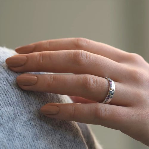 Eternity Ring aus Gold mit Edelsteinen Hevanna