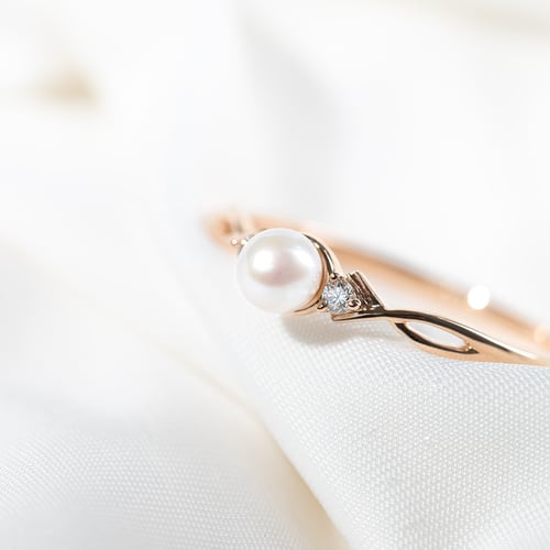 Eleganter Goldring mit Perle und Diamanten Azana