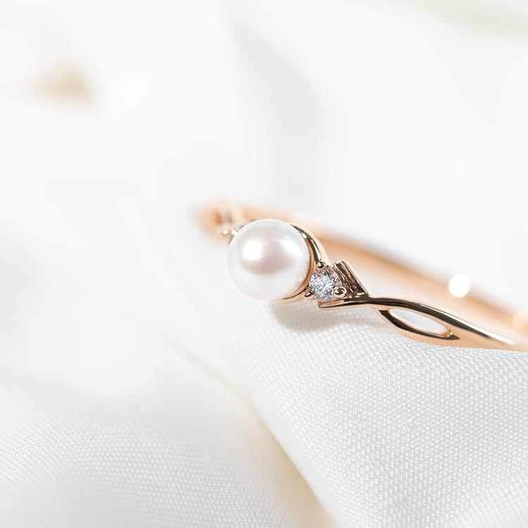 Eleganter Goldring mit Perle und Diamanten Azana 131313