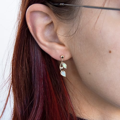Ohrstecker mit Opalen in Blattform und Diamanten Corbett