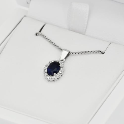 Eleganter Anhänger mit Saphir und Diamantenkranz Kate