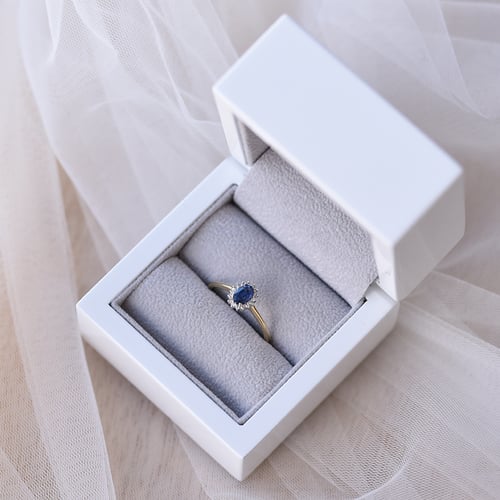 Goldring mit blauem Saphir und Diamanten Clarinda