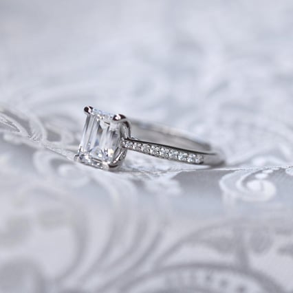 Verlobungsring mit Diamanten im Smaragdschliff Rafa